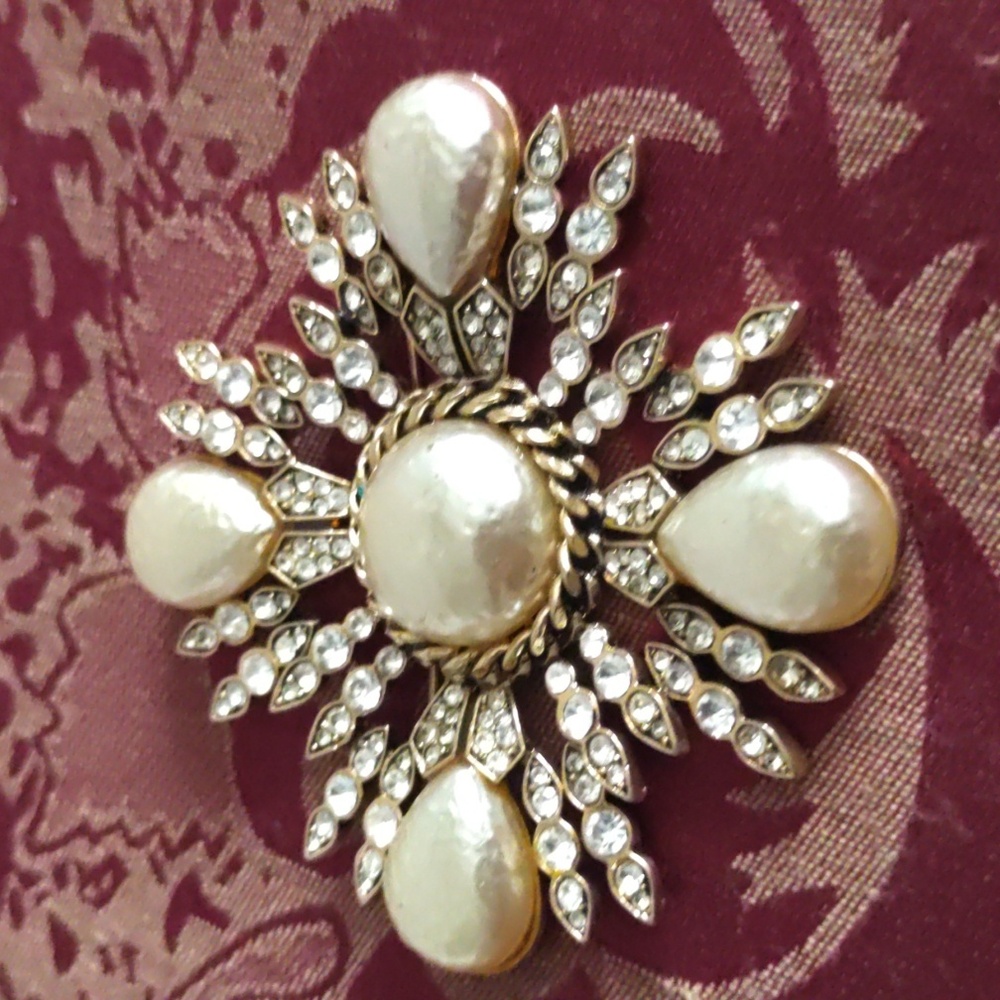 Elegant Faux Pearl and Crystal Brooch - Picture 5 of 6